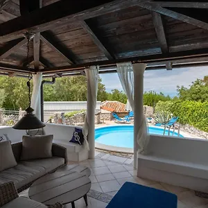Villa Nana With A Swimming Pool, Dobrinj